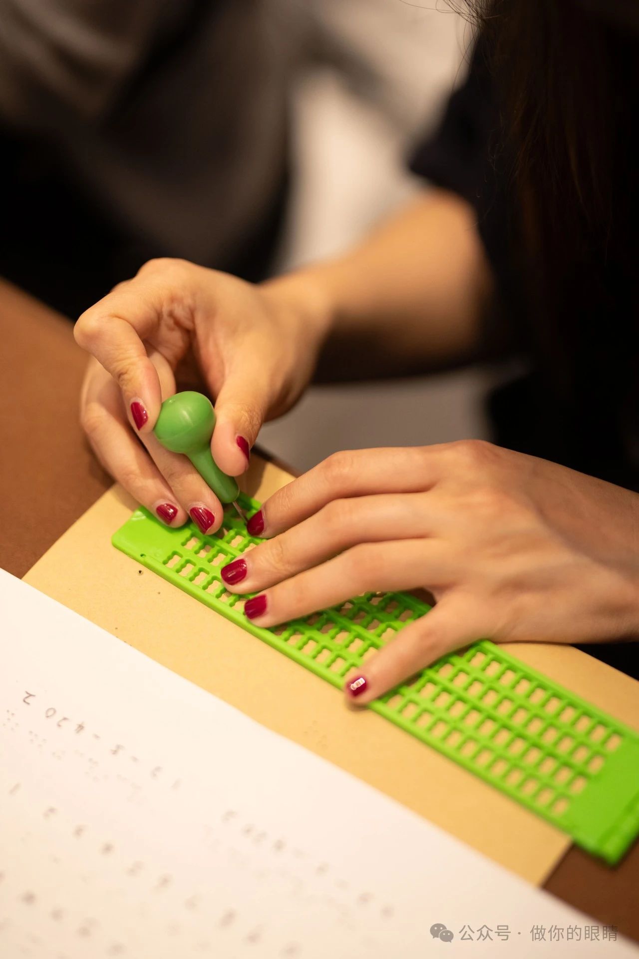 志愿者体验写盲文 Volunteers experience Braille