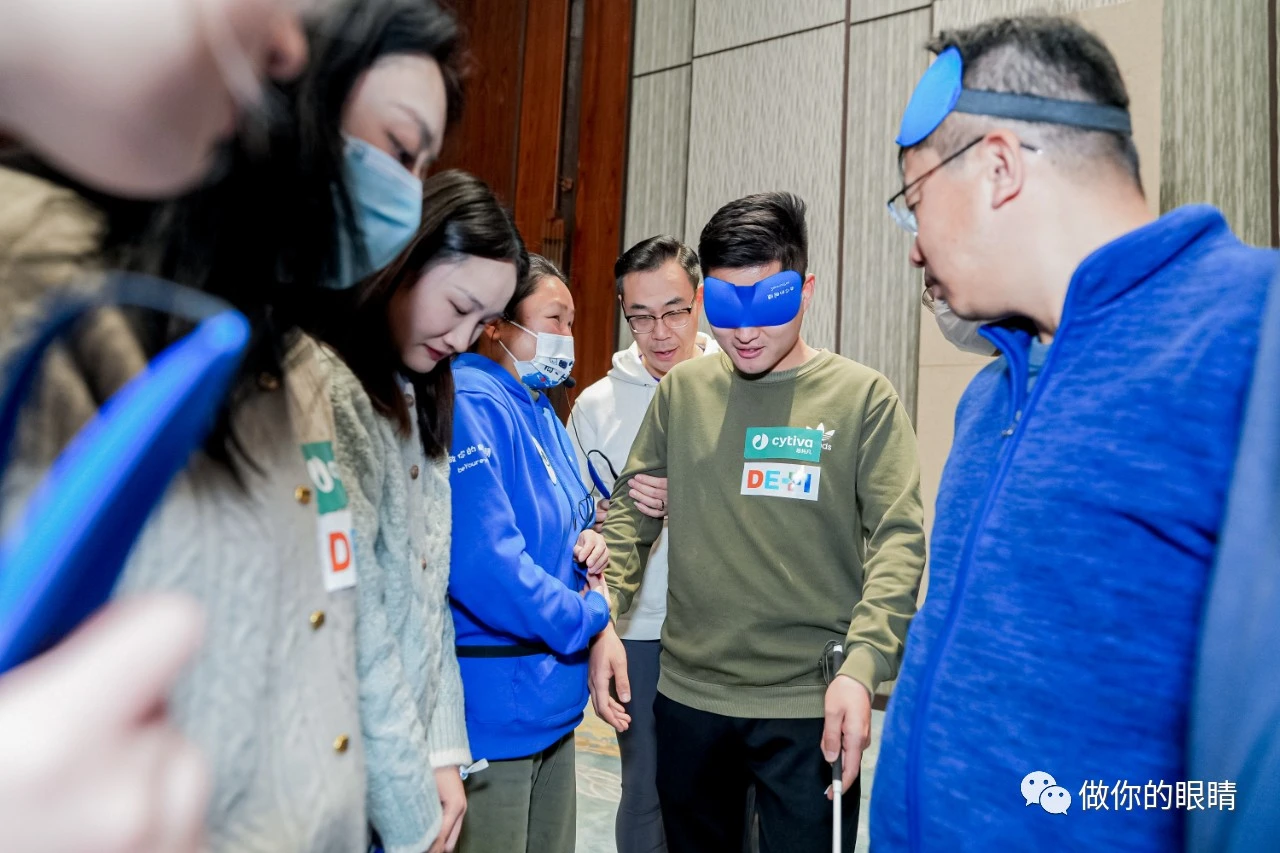 思拓凡员工投入在无障碍引导体验中 Thinkfun Employees Engaging in Accessible Experiential Activities