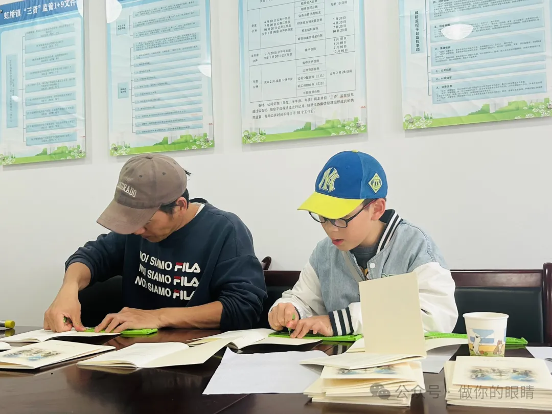 蓝睛灵小志愿者和家长一起打盲文 Lanjingling's Young Volunteers and Parents Printing Braille Together, Printing a Total of 5 Boxes