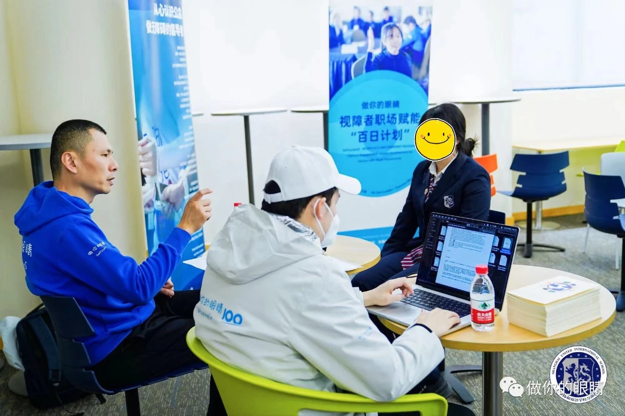 向东和松松为万源协和高中生同学进行模拟招聘 Xiangdong and Songsong holding a mock job application for high-schoolers of Shanghai United International School, Wanyuan Campus