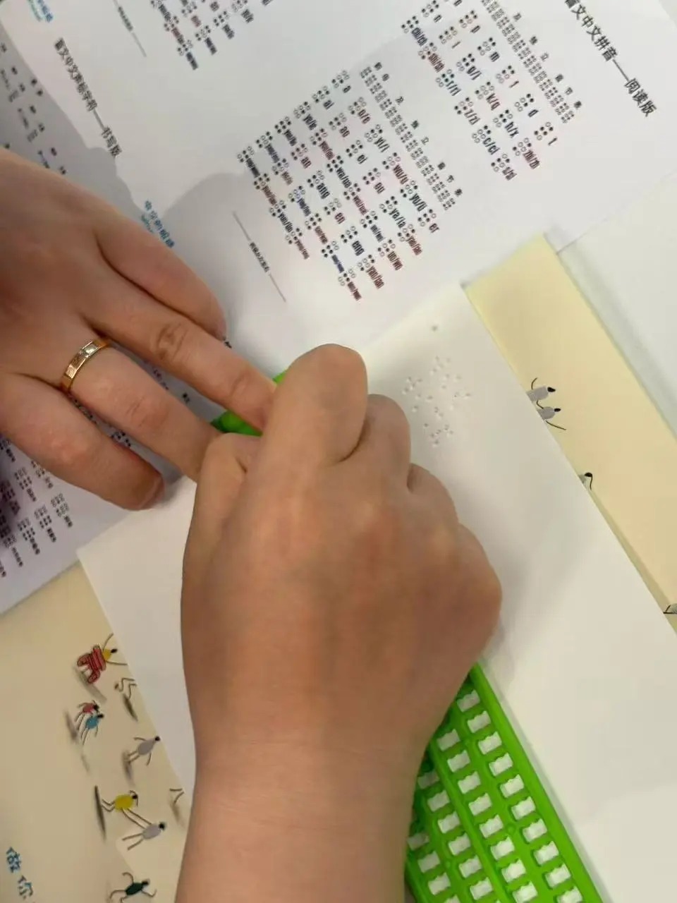 参与者制作“做你的眼睛”11周年纪念册 Participants creating the beYoureyeS 11th Anniversary Commemorative Booklet