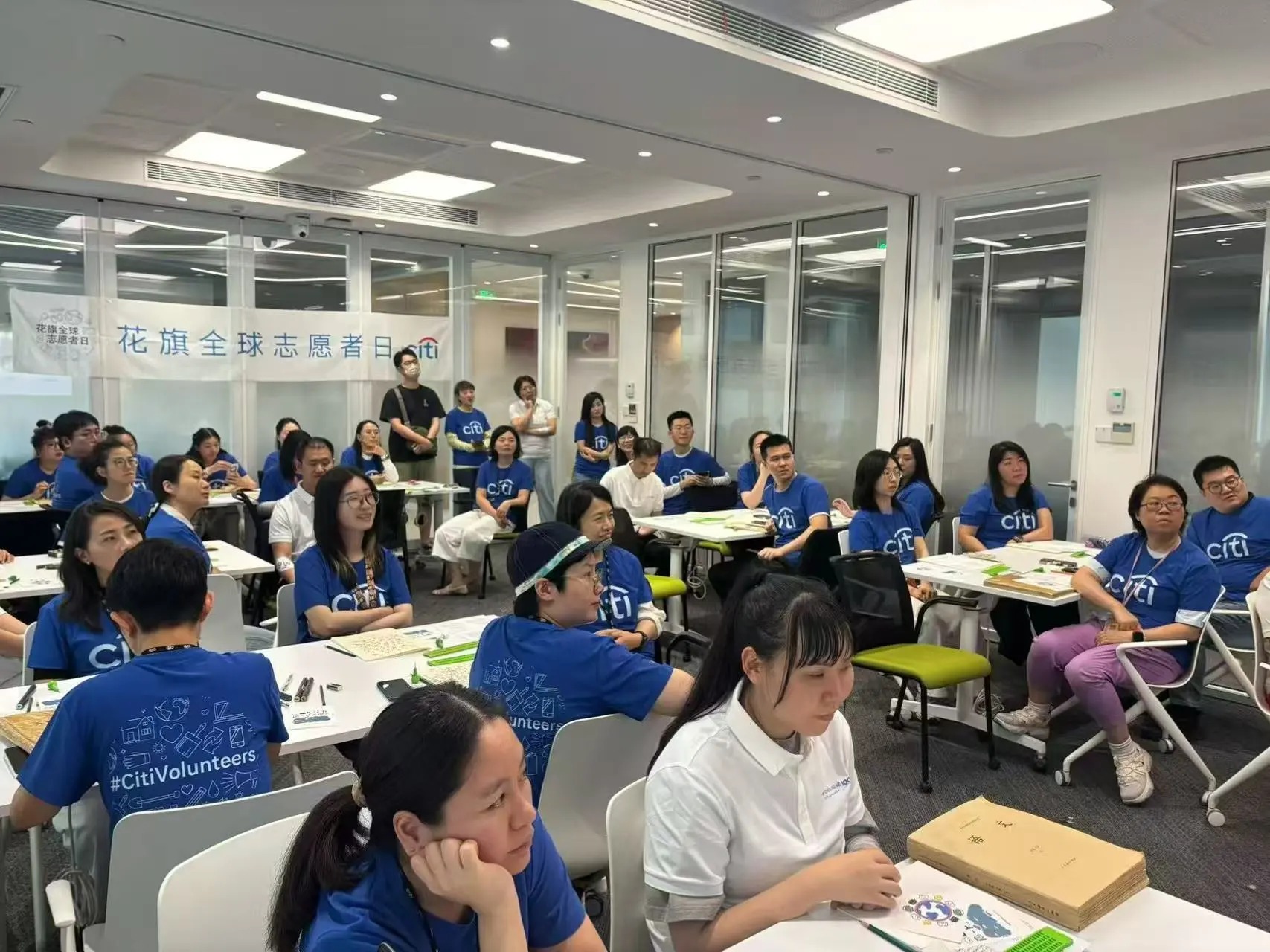 参与者认真聆听 Participants listening attentively