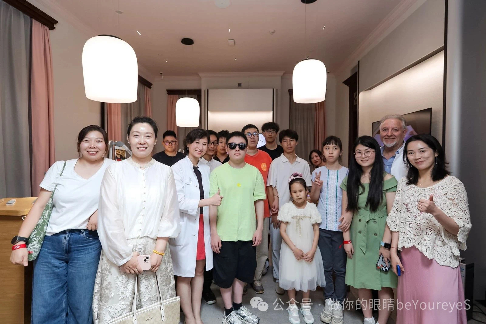 万源协和、世外中学、包玉刚、惠立及上海盲校的老师、学生和家长参加活动的合影 Group photo of teachers, students, and parents from Wanyuan Xiehe, World Foreign Language School, YK Pao School, Huili School, and the Shanghai School for the Blind