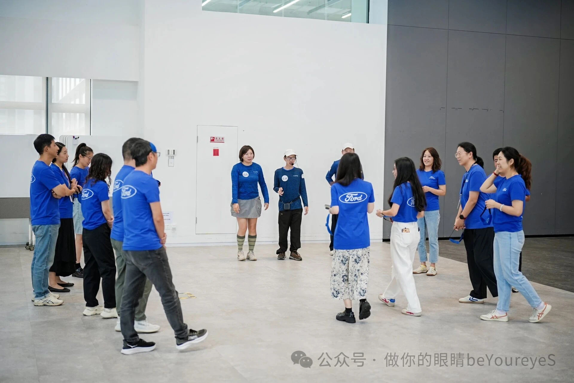 蓝睛灵无障碍引导师带领志愿者模拟体验游戏和学习视障礼仪互动 Volunteers learning through simulation activities led by Lanjingling mentors