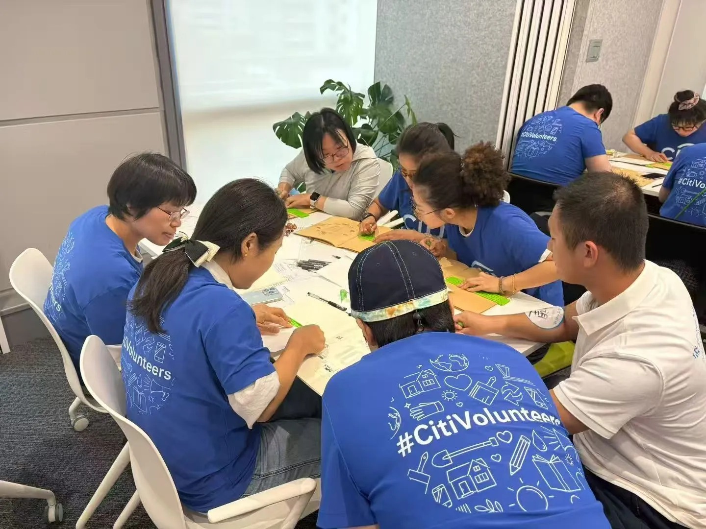 参与者制作“做你的眼睛”11周年纪念册 Participants creating the beYoureyeS 11th Anniversary Commemorative Booklet