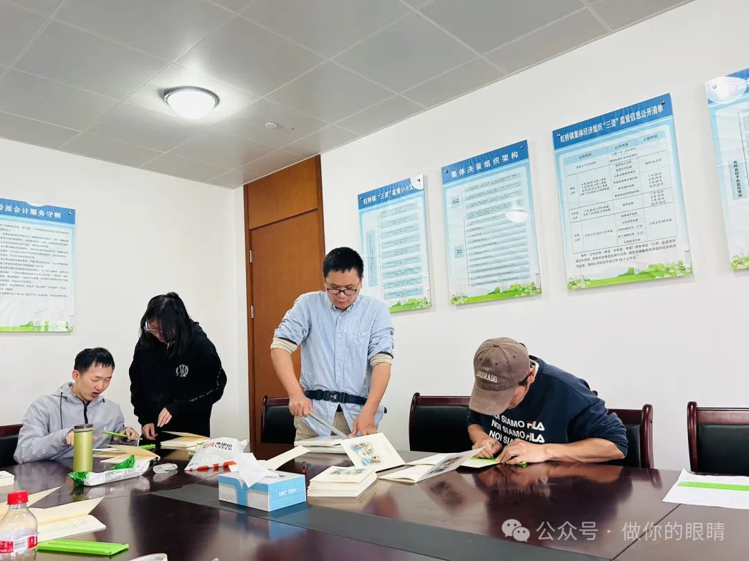 晓斌、蓝睛灵多名志愿者参与为纪念册打盲文 Xiaobin and Several Lanjingling Volunteers Engaged in Braille Printing for the Commemorative Book