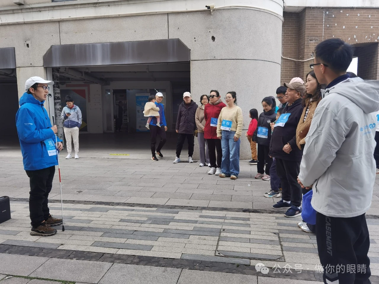 晓斌做活动开场后，小潘同学和晓斌一起带领大家做热身 After Xiaobin opened the event, Xiao Pan and Xiaobin led everyone in a warm-up session.
