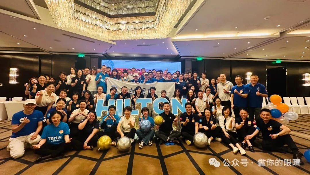 希尔顿酒店高管与蓝睛灵集体照 Group picture of Hilton leaders and Lanjingling