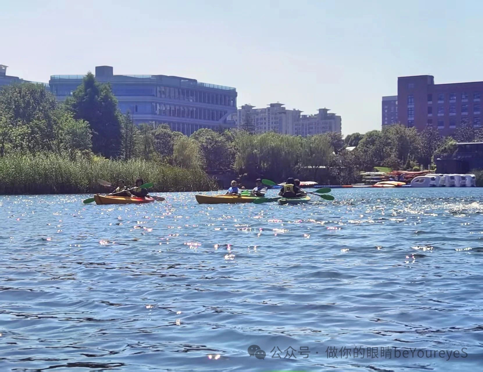 我们荡漾在碧波和阳光的照射下，天气“暖暖”的，心里暖暖的。 We drifted amidst rippling waves under the sunlight, feeling the warmth of the sun and in our hearts.