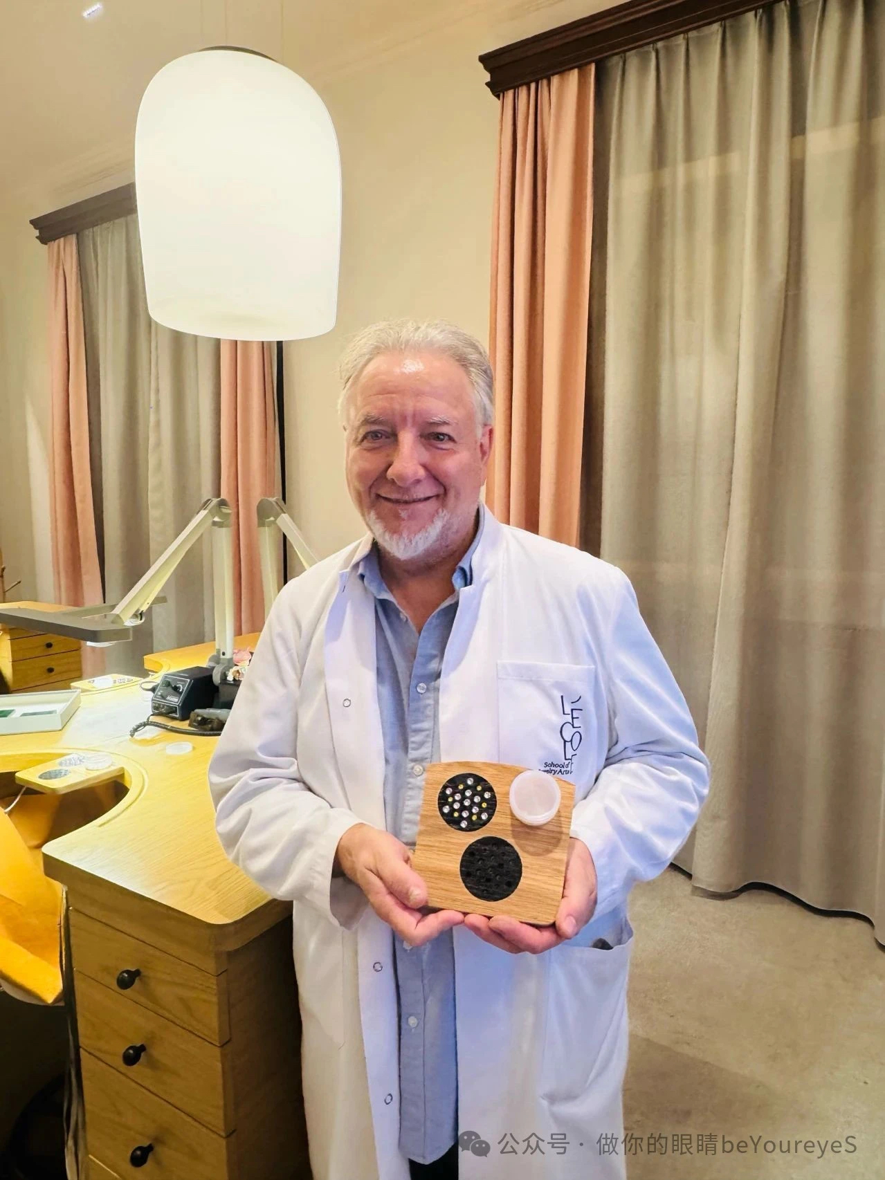 Jean-Marc先生和他专为视障者设计的宝石体验工具 Mr. Jean-Marc with the gemstone experience tools he designed for users with visual impairments