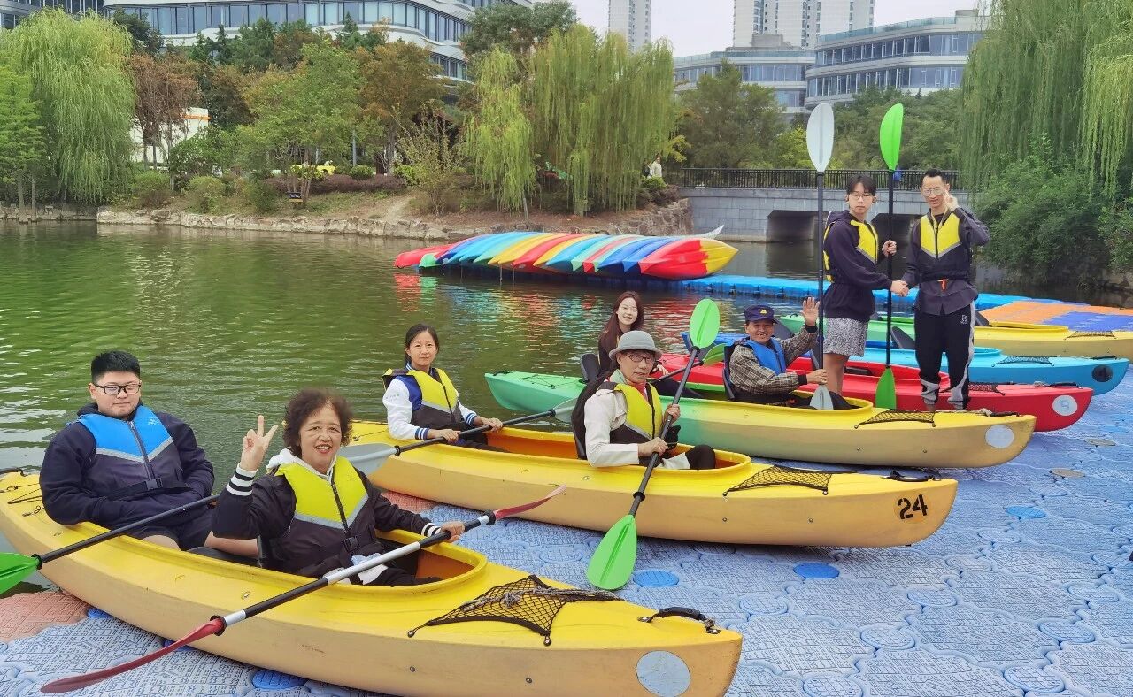 划船准备，记录下大家开心的笑容 Lanjingling Public Welfare Practice Base Activities
