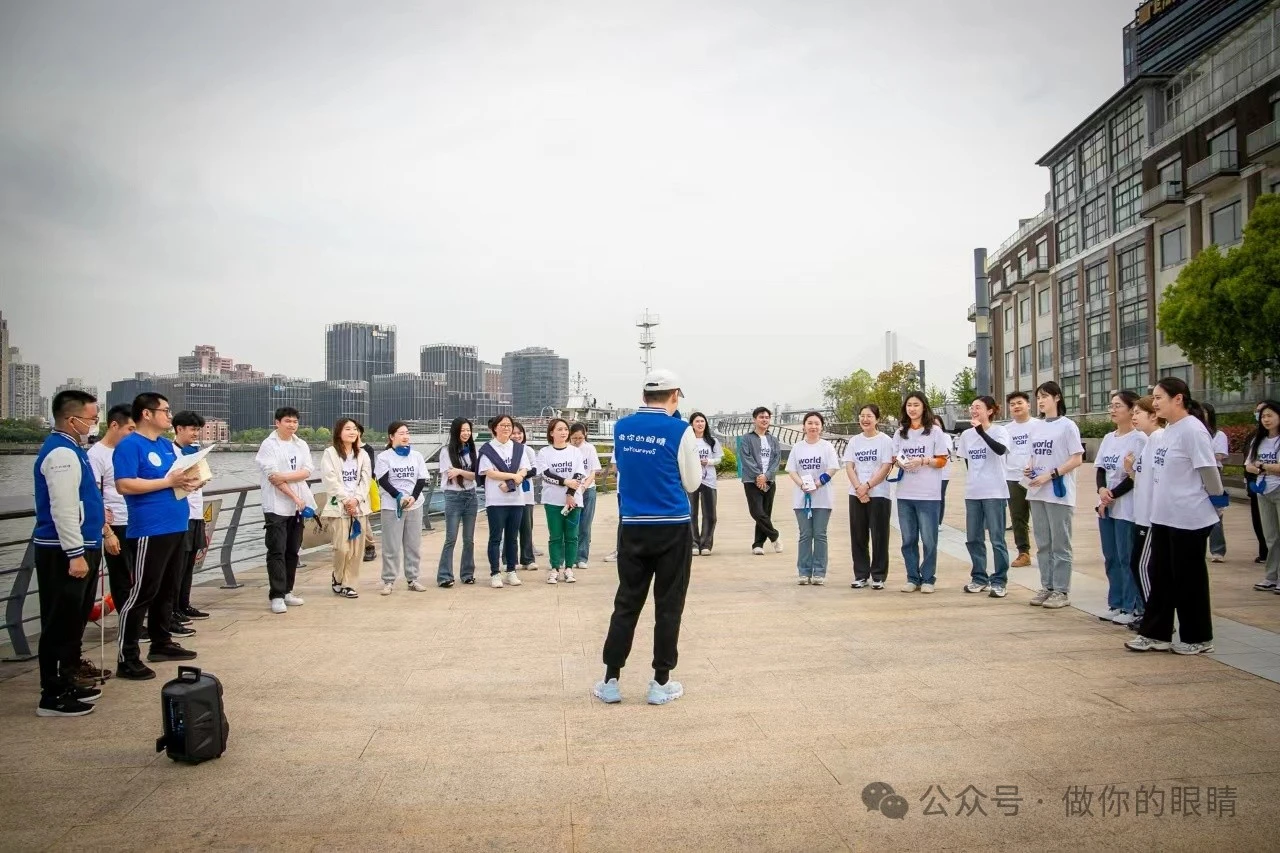 大家围成一个半圆，听主持人介绍活动流程 Participants Forming a Semi-Circle Listening to the Host Introduce the Event Process