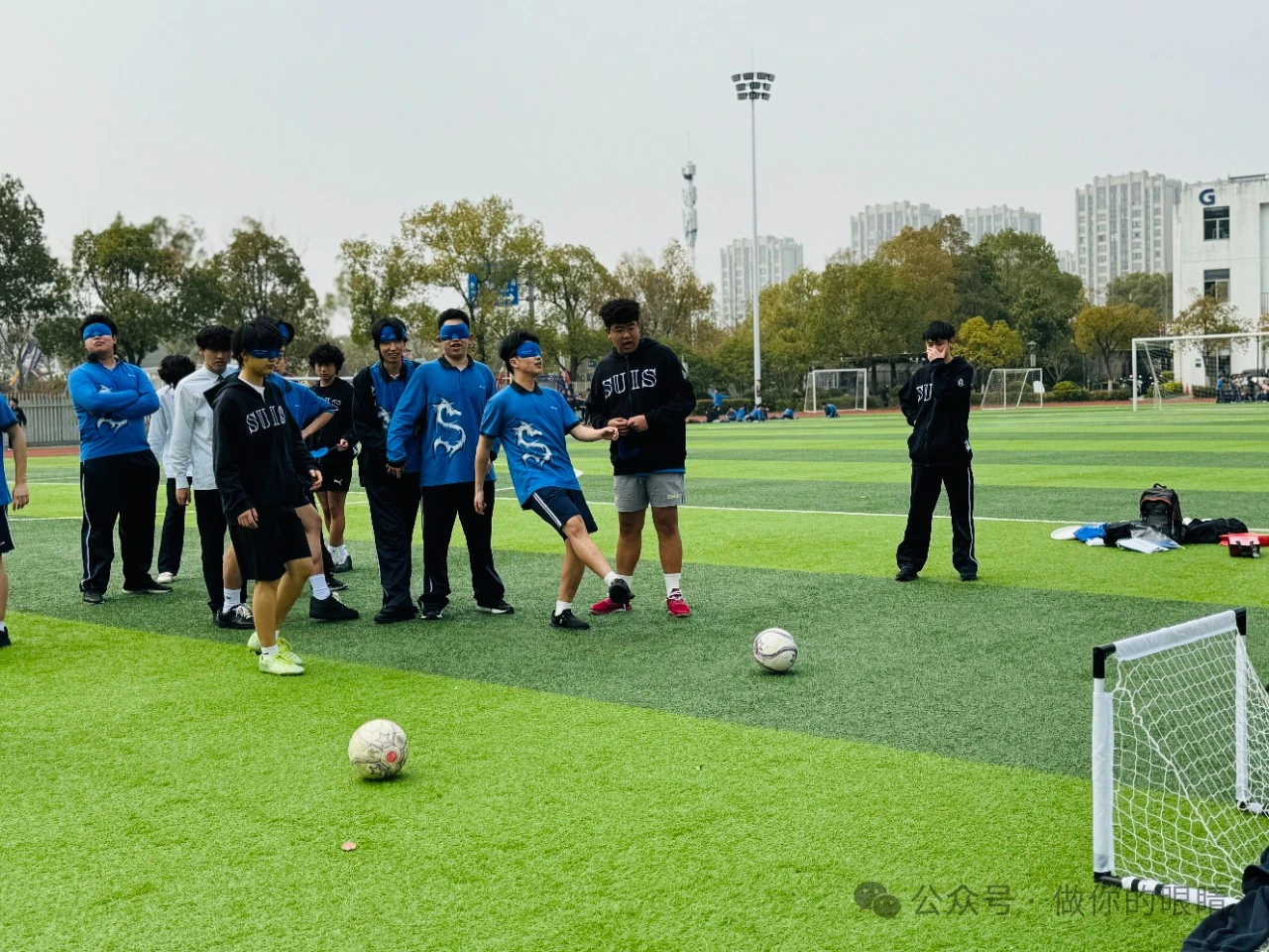 蓝睛灵在学校开展多种体验活动，同学们在触摸盲文 Lanjingling conducting various experiential activities at schools,Students touching Braille