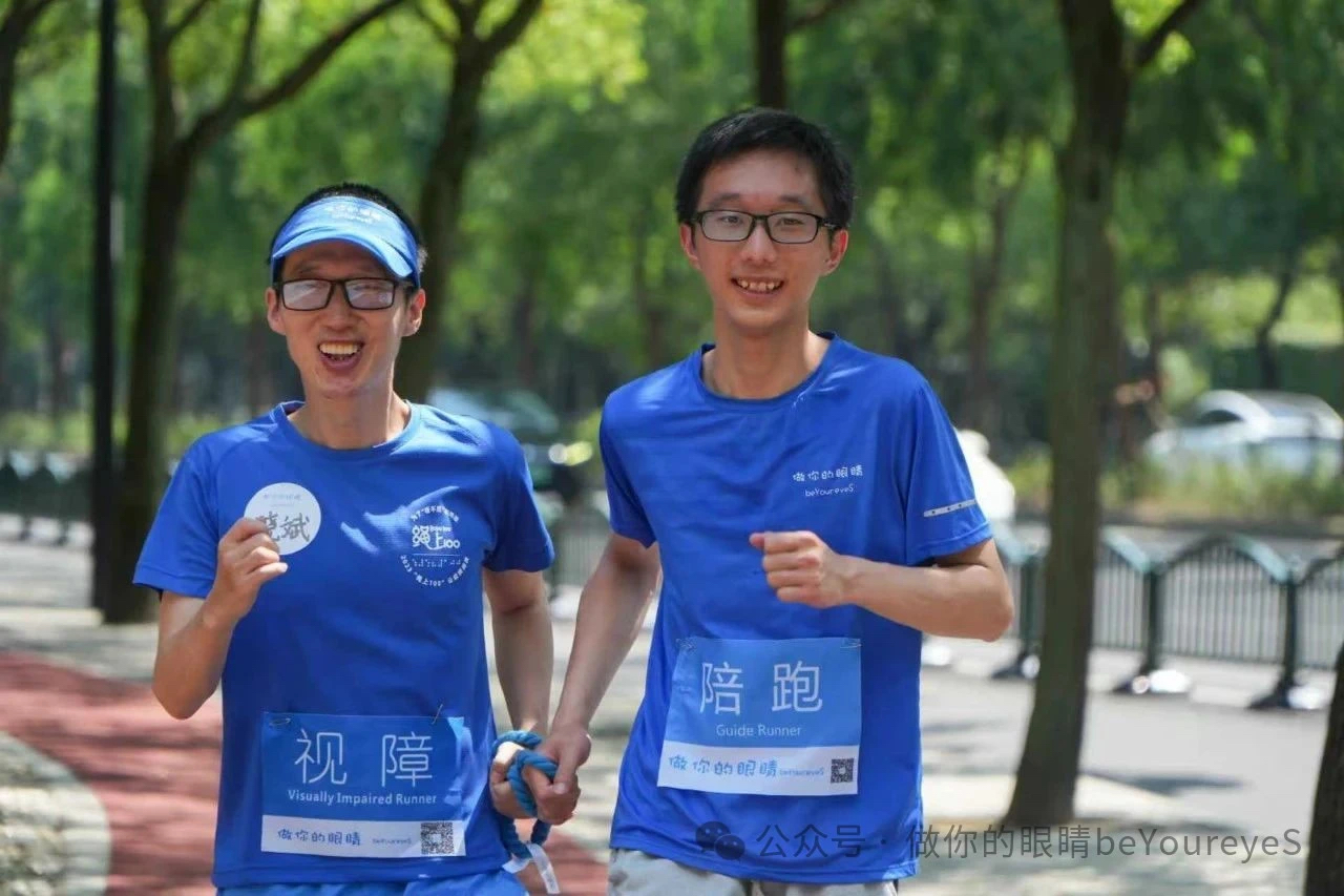 晓斌和小潘在跑道上并肩前进 Xiaobin and Xiao Pan ran side by side on the track.