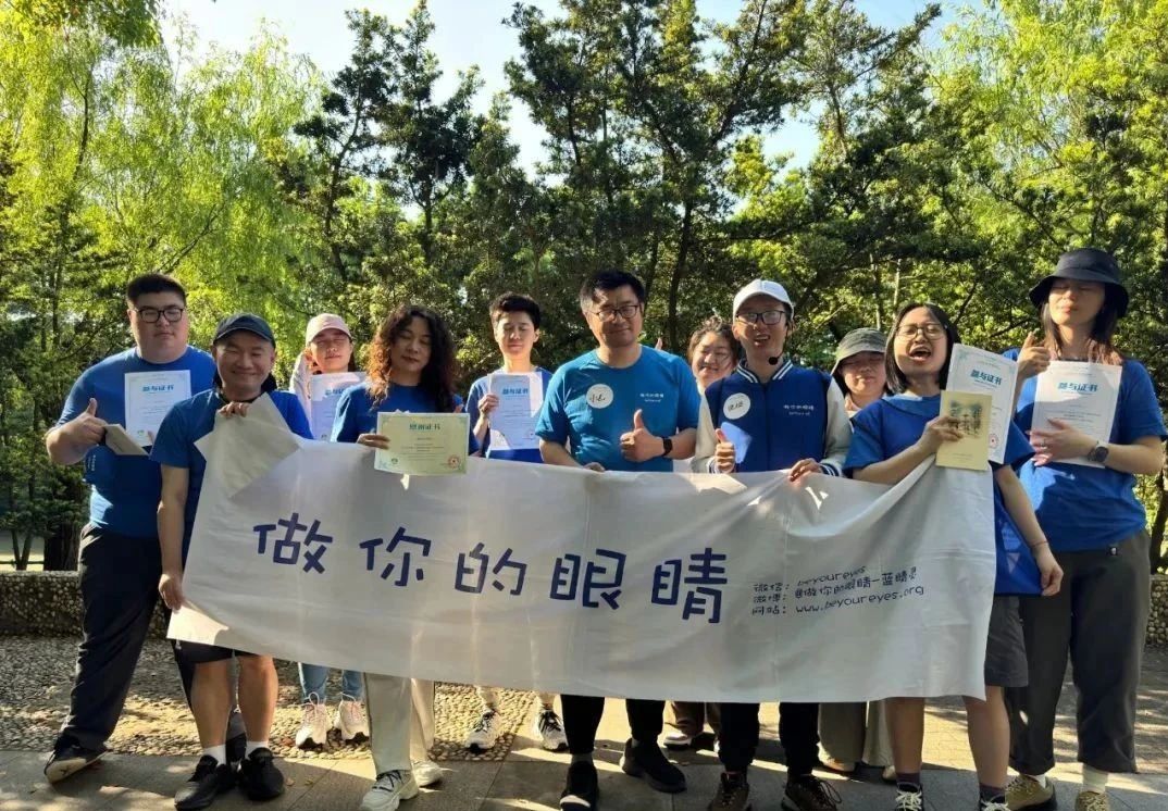 某高科技公司志愿者与蓝睛灵集体照‍‍‍‍‍ Group picture of high tech company volunteers and Lanjingling