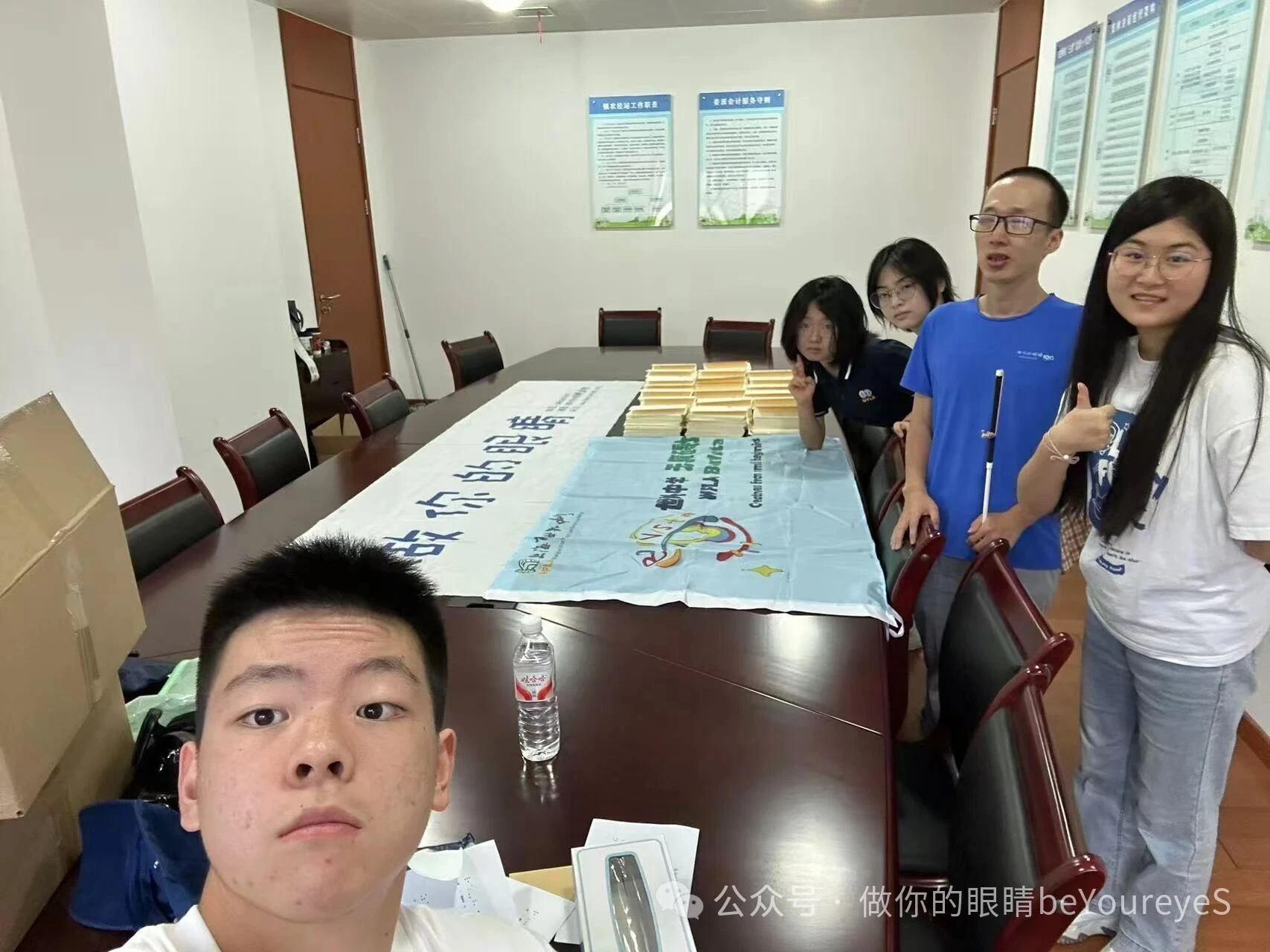 世外中学无障碍社的同学们参加蓝睛灵10周岁的纪念本盲文打印 Students from the Shanghai World Foreign Language Academy BonVista Accessibility Club participating in the Braille typing for Lanjingling’s 10th anniversary commemorative book