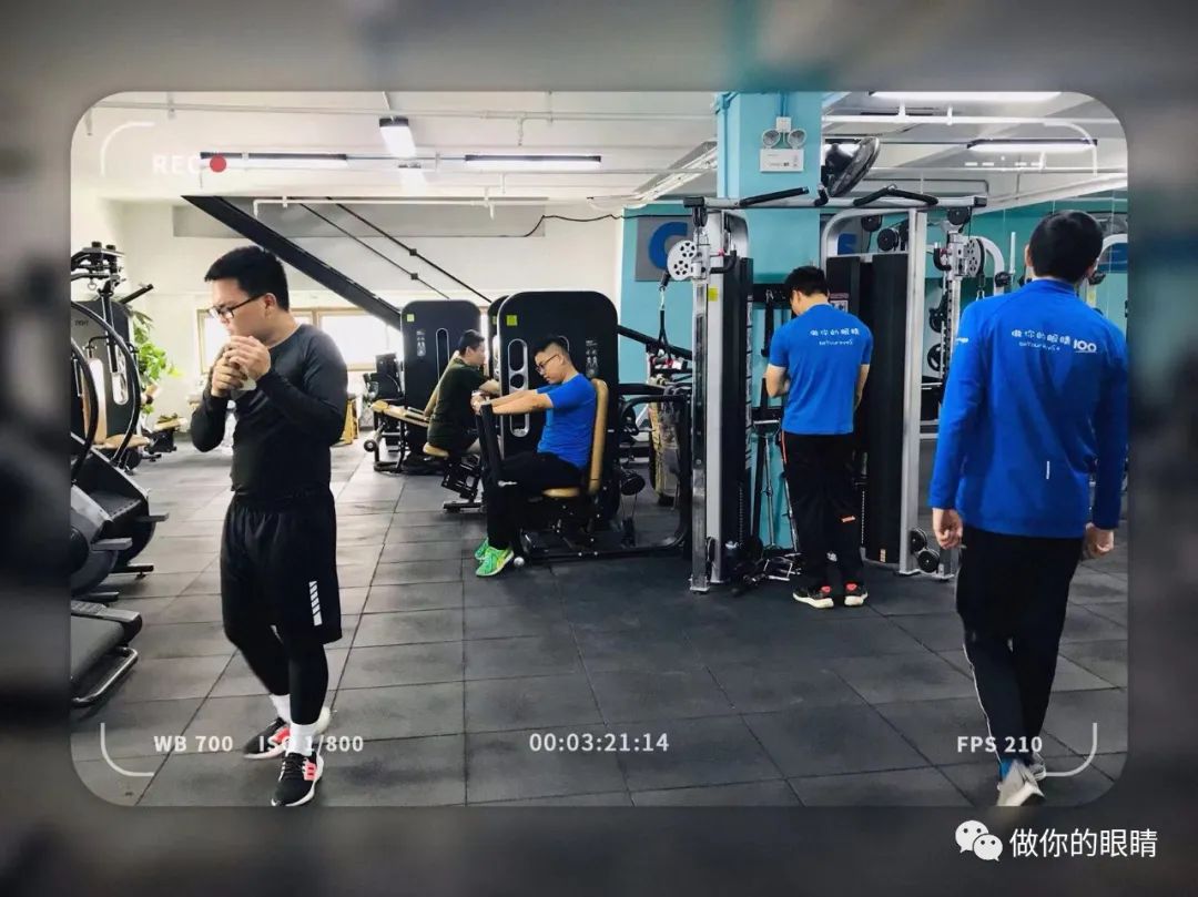 蓝睛灵小伙伴在健身房如鱼得水的玩着各种器械Exercising with fitness equipment 