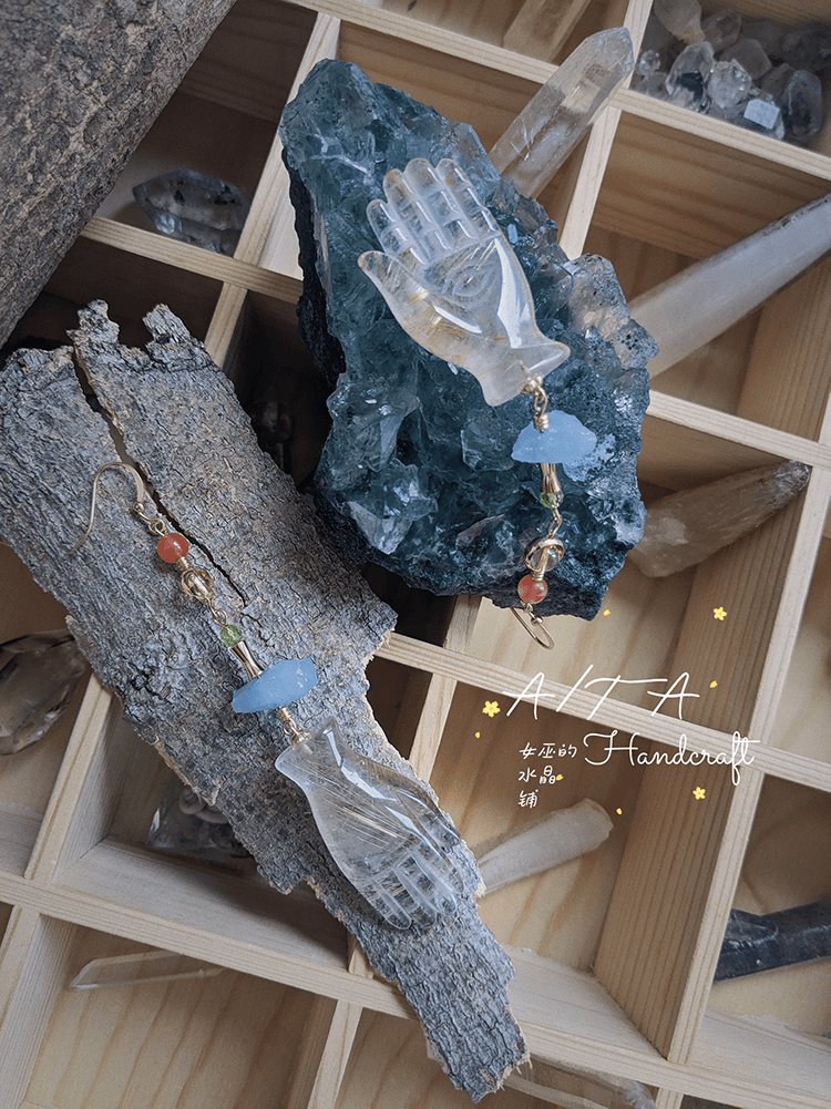 【惊奇相】金发晶雕刻件｜天眼佛手｜海蓝宝｜橄榄石｜黄水晶｜南红玛瑙｜纯银镀金耳钩｜原创设计孤品