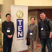 2016年，王瑾老师与王宇（左一）和李建博（右一）在NTEN